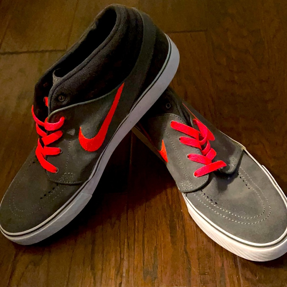 Vans men’s Stefan Janoski shoe. Gray.